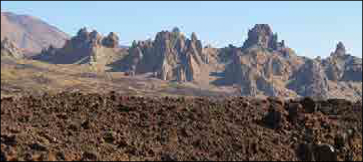 Лавові стовпи (на задньому плані) і поверхня лавового покриву (на передньому) на о. Тенеріфе поблизу вулкана Тейде