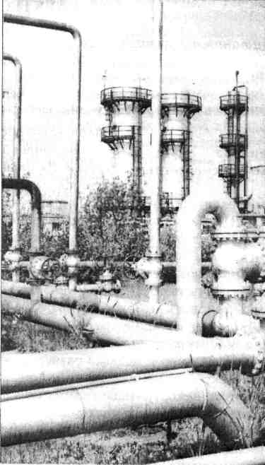 Газо-бензиновий завод у місті Долина