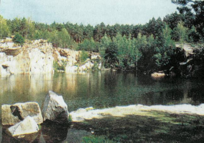 Озеро на місці колишнього гранітного кар'єру