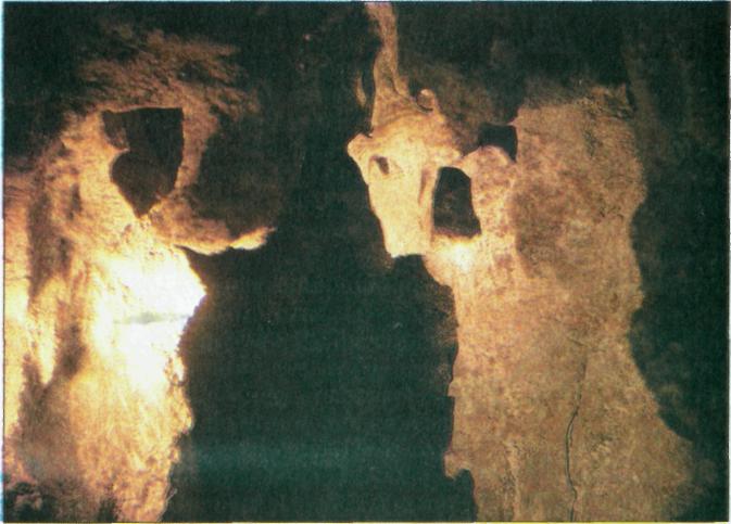 Карстова печера в гіпсах